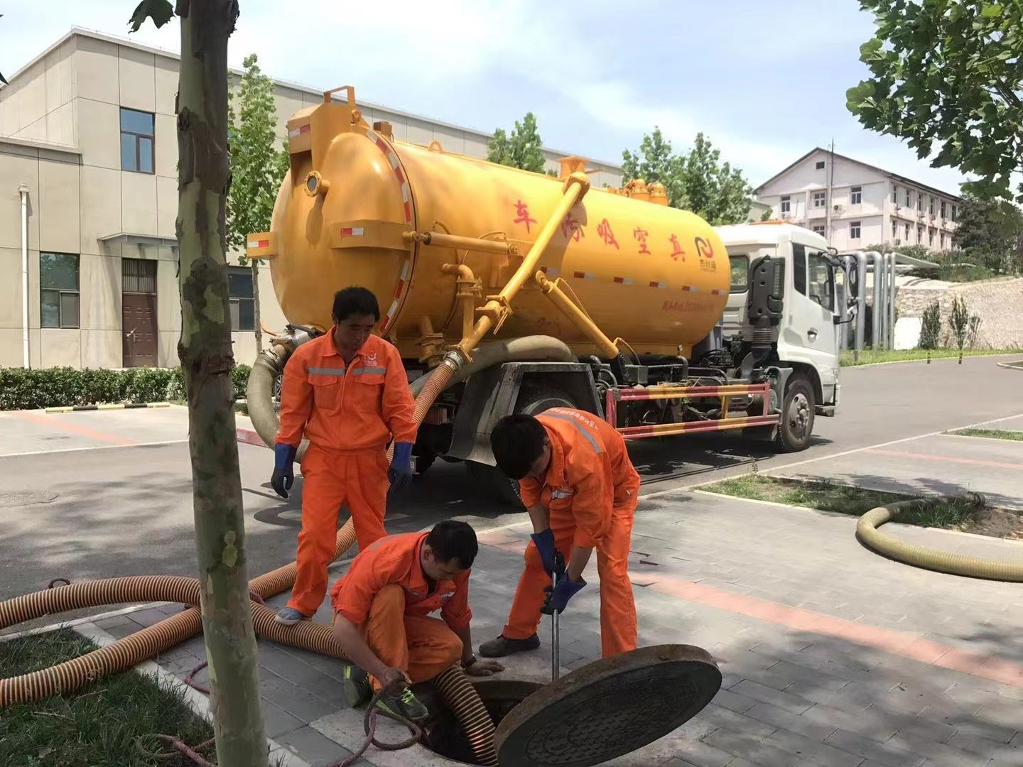 郸城管道疏通车停在窨井附近