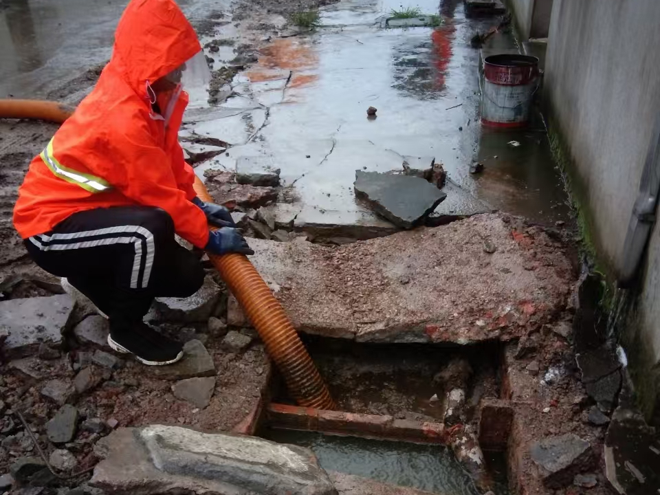 郸城专业清理污水池 炜誉市政以规范流程守护城市 “肠道”