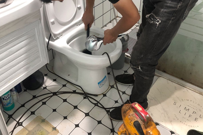 郸城马桶堵塞自己疏通还是找师傅?专业上门服务让你省时更省心